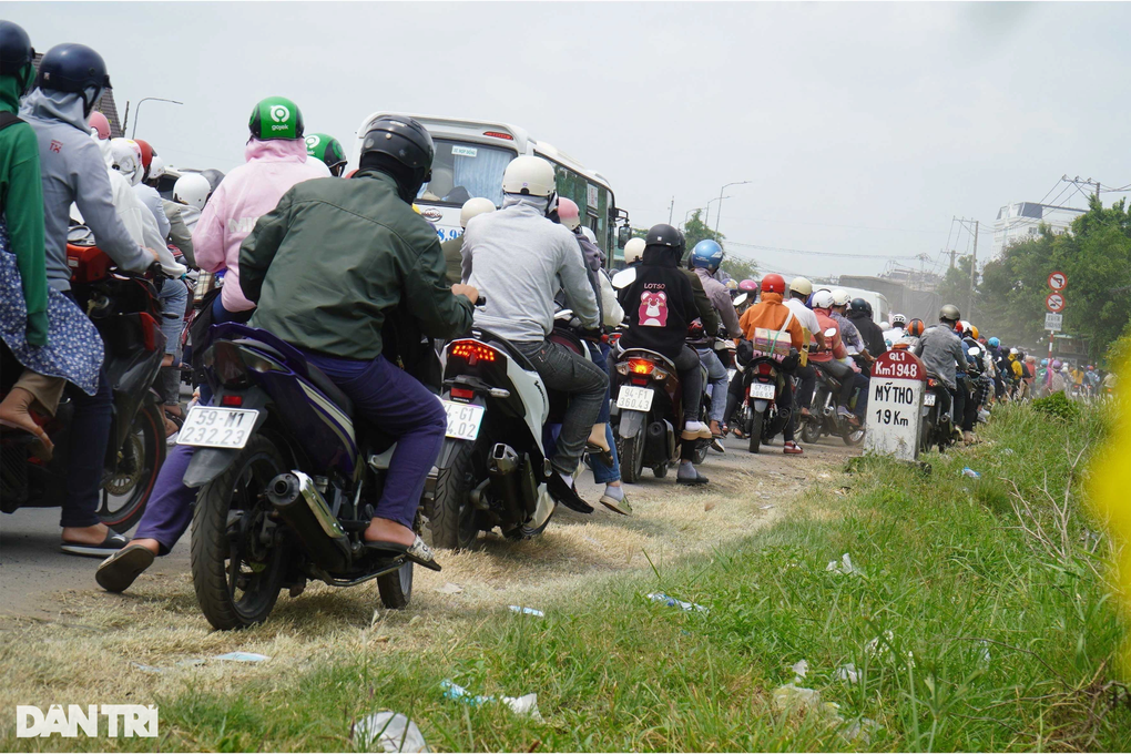 Ùn tắc nhiều tuyến đường ở miền Tây trong ngày đầu nghỉ lễ - 6 Ùn tắc nhiều tuyến đường ở miền Tây trong ngày đầu nghỉ lễ - 6