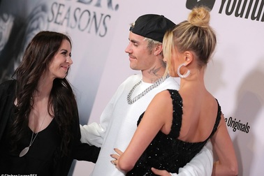 Justin Bieber sánh đôi vợ xinh đẹp