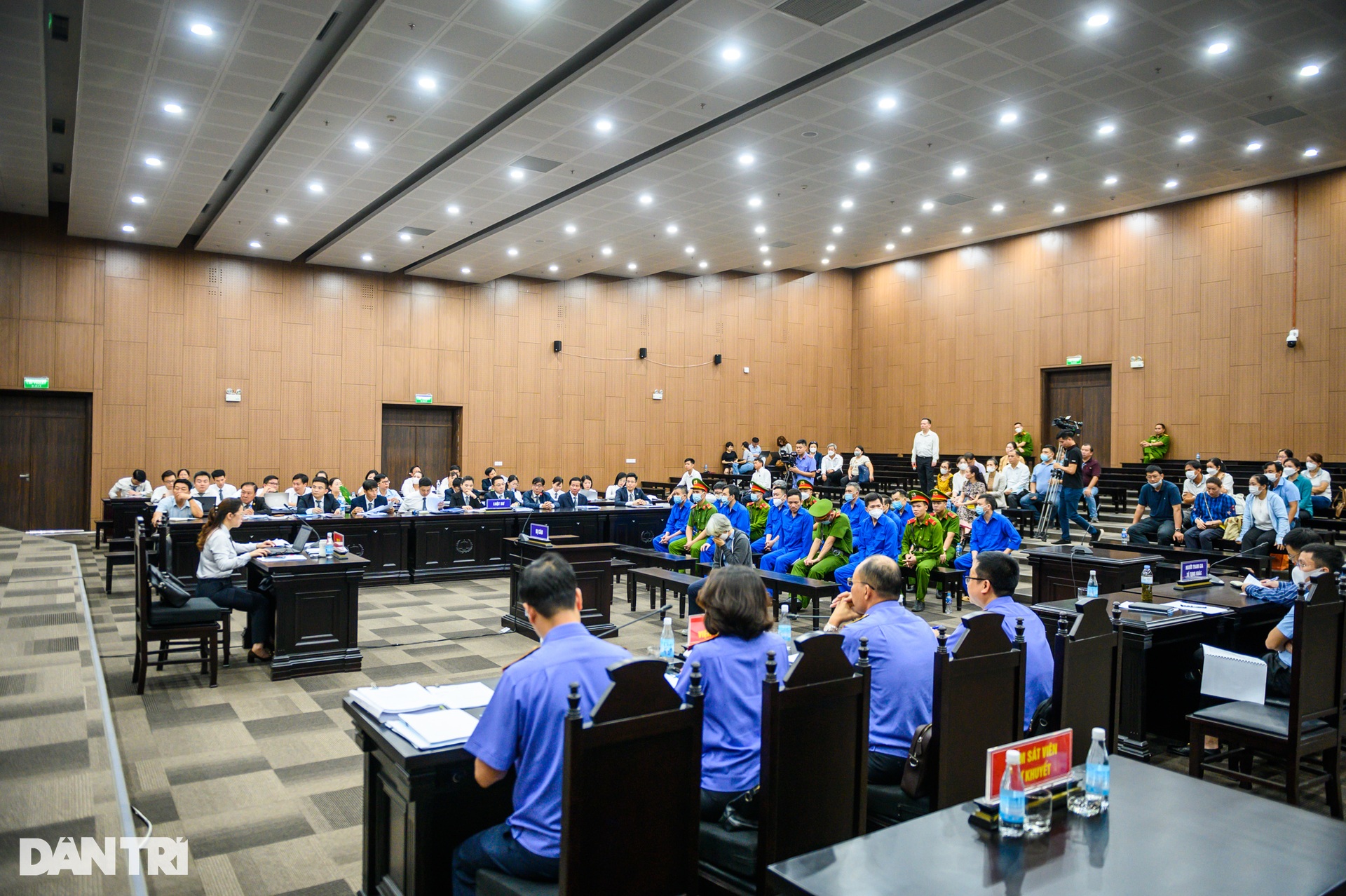 Cảnh sát dẫn giải cựu Chủ tịch tỉnh Bình Thuận Nguyễn Ngọc Hai đến tòa - 5 Cảnh sát dẫn giải cựu Chủ tịch tỉnh Bình Thuận Nguyễn Ngọc Hai đến tòa - 5