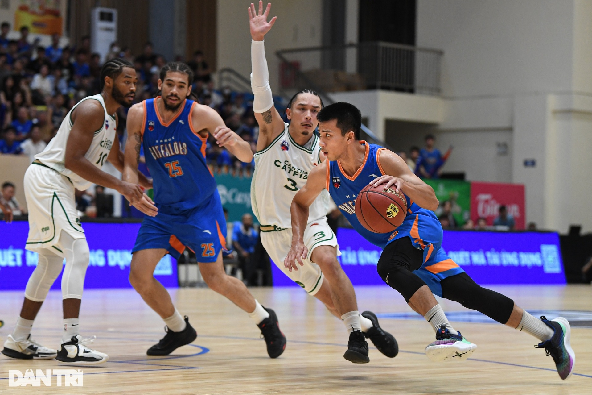 Ngôi sao tuyển Việt Nam tỏa sáng, Hanoi Buffaloes có chiến thắng ngược dòng - 13 Ngôi sao tuyển Việt Nam tỏa sáng, Hanoi Buffaloes có chiến thắng ngược dòng - 13