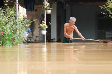 Lũ dâng chưa từng có, người dân lùa gia súc lên quốc lộ sơ tán