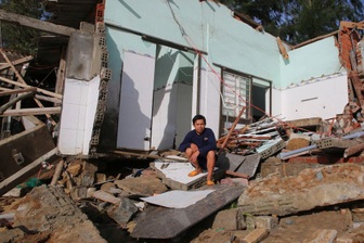 Triều cường trong bão Kalmaegi “chưa từng thấy trong đời”, giật sập nhà dân