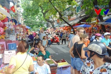 Phố Hàng Mã nhộn nhịp trước ngày Trung thu