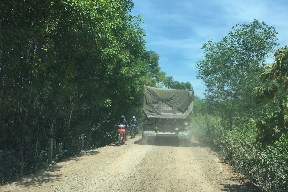 Dân kêu cứu vì tuyến đường liên xã gánh 5 mỏ đá bị băm nát - 5 Dân kêu cứu vì tuyến đường liên xã gánh 5 mỏ đá bị băm nát - 5
