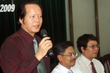 Người Việt tại Lào và Thái Lan trao tiền ủng hộ cho đồng bào miền Trung