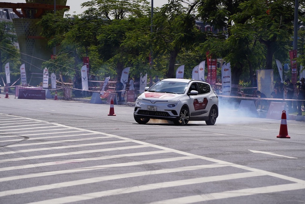 Màn đua nghẹt thở của VF e34 tại giải đua Gymkhana bằng xe điện đầu tiên - 6 Màn đua nghẹt thở của VF e34 tại giải đua Gymkhana bằng xe điện đầu tiên - 6