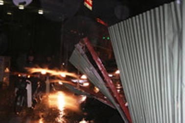 Sập hàng loạt rào chắn công trình gây ách tắc giao thông