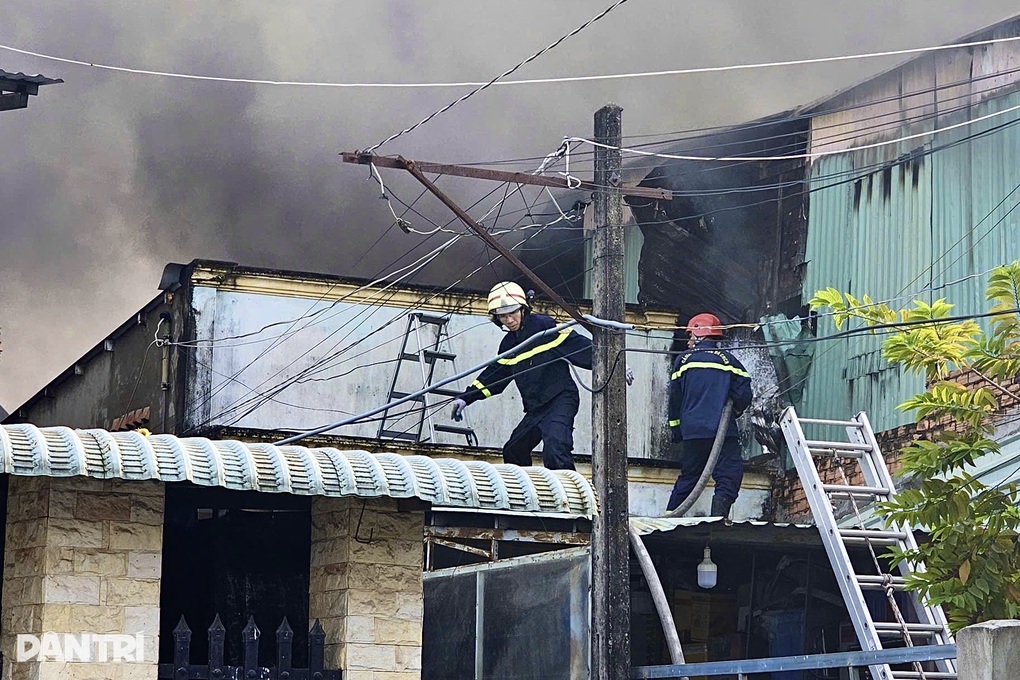 Cháy kho hàng ở TPHCM, cảnh sát leo mái nhà dập lửa - 2