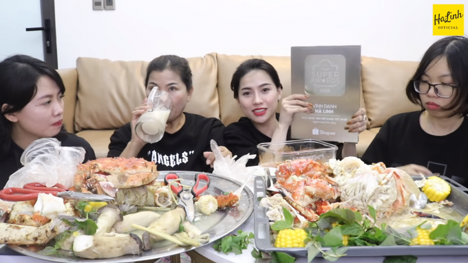 Hà Linh mua 7kg cua hoàng đế đãi cả nhà một bữa "ngập trong đạm" để chào 2021
- Ảnh 7. Hà Linh mua 7kg cua hoàng đế đãi cả nhà một bữa "ngập trong đạm" để chào 2021
- Ảnh 7.