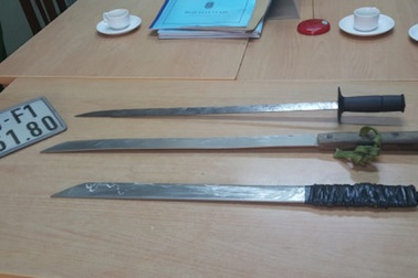 1 học sinh bị nhóm côn đồ truy sát, chém gần lìa bàn tay