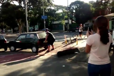 Tay không nhẹ nhàng nhấc bổng xe hơi