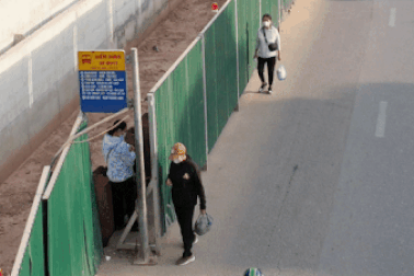 Khách Tây trải nghiệm trạm xe buýt "nguy hiểm" nhất Hà Nội