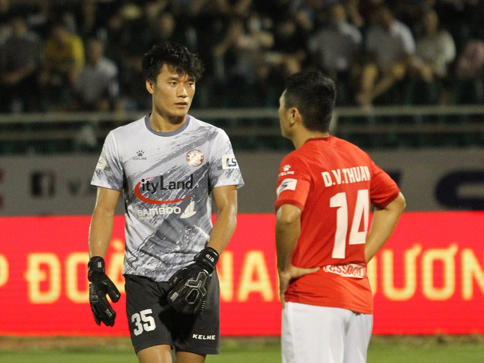 Thủ môn Bùi Tiến Dũng nói gì trong lần đầu được trở lại V-League? - 1 Thủ môn Bùi Tiến Dũng nói gì trong lần đầu được trở lại V-League? - 1
