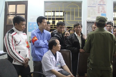 Nữ sinh tử vong, người nhà mang thi thể tới “vây” bệnh viện