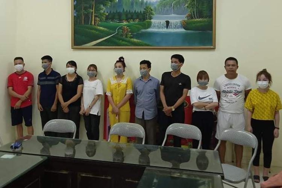 Chủ quán và 9 khách hát karaoke giữa mùa dịch bị phạt 33 triệu đồng - 1