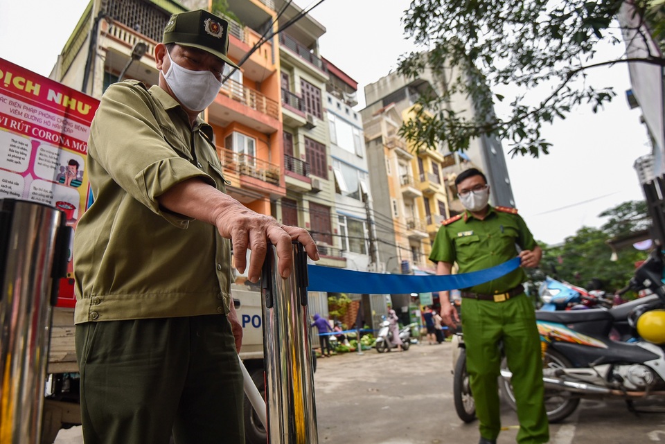 Hà Nội: Chợ dân sinh kẻ vạch, dựng rào phòng dịch Covid-19 - 5 Hà Nội: Chợ dân sinh kẻ vạch, dựng rào phòng dịch Covid-19 - 5