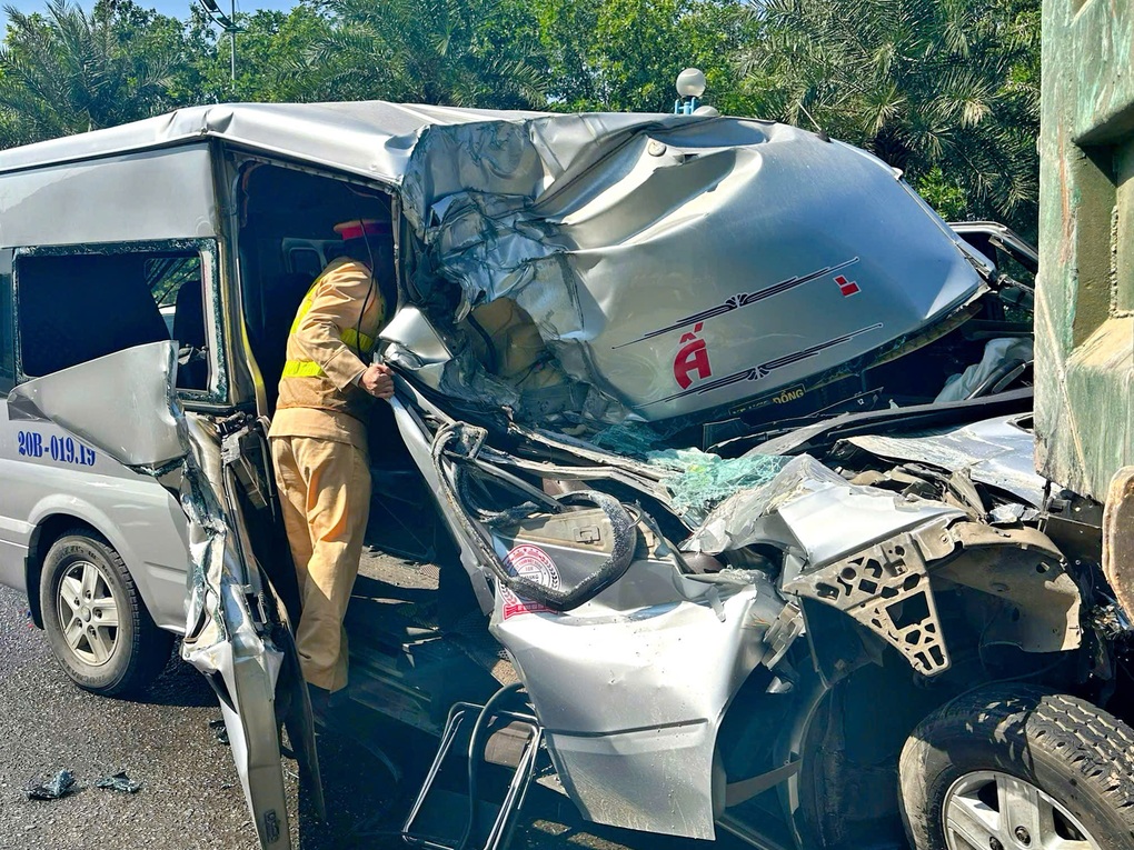 Tai nạn liên hoàn giữa 3 ô tô, một phụ nữ mắc kẹt trên xe khách - 1