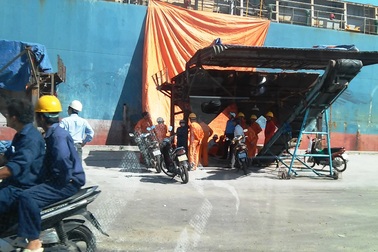 Công nhân Cảng Quy Nhơn đình công đòi tiền thưởng