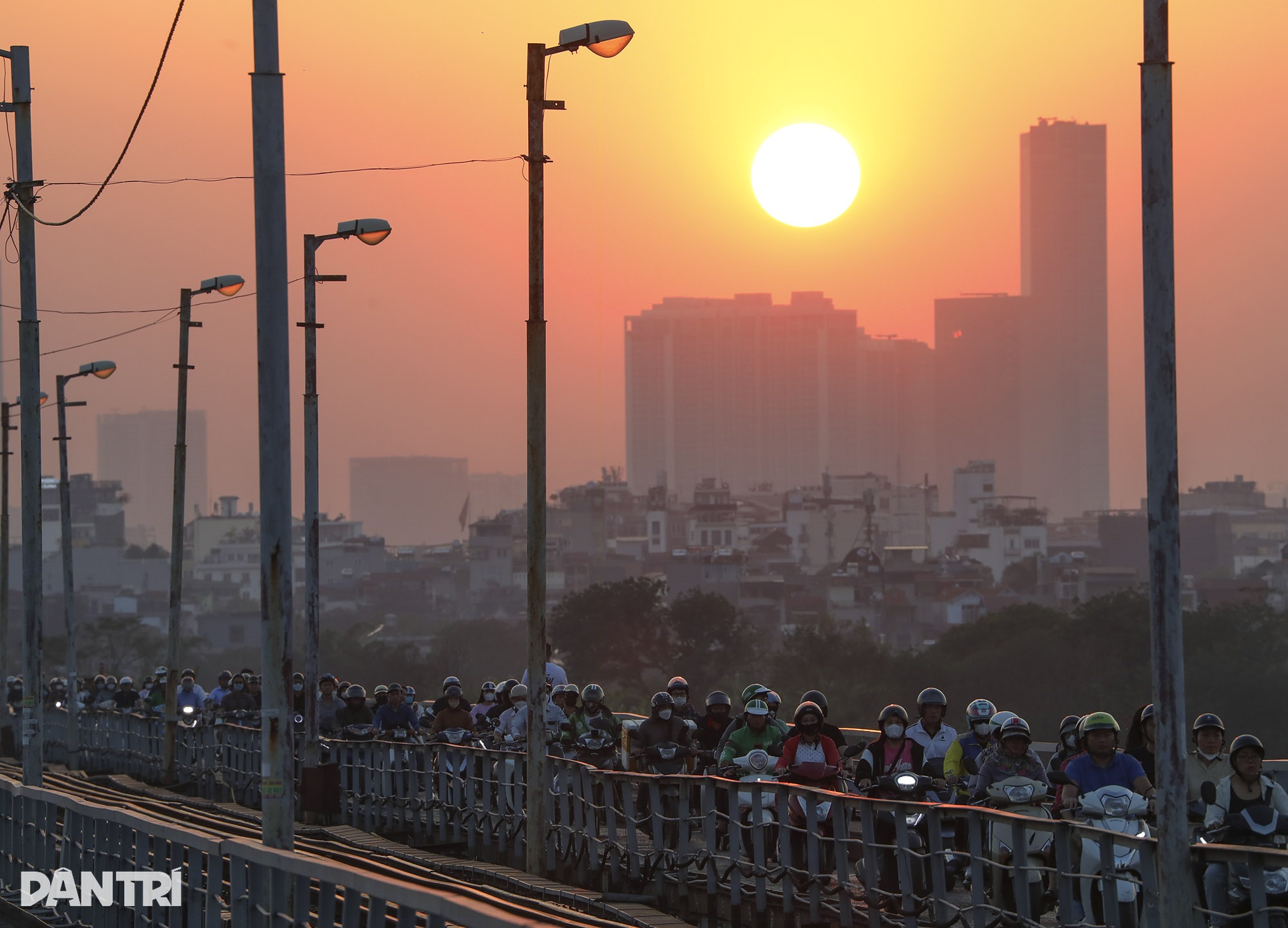 تماشای غروب دلانگیز اواخر پاییز بر روی دو پل معروف هانوی - 5 Ngắm hoàng hôn cuối thu rực rỡ trên 2 cây cầu nổi tiếng nhất Hà Nội - 5