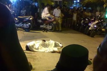 Mâu thuẫn khi ăn nhậu, dùng vỏ chai bia đâm chết người hòa giải