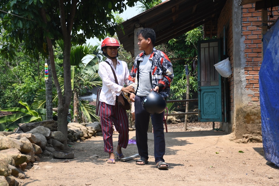Băng rừng đưa vợ đi chạy thận, vợ chồng nghèo chỉ dám ăn một đĩa cơm - 5 Băng rừng đưa vợ đi chạy thận, vợ chồng nghèo chỉ dám ăn một đĩa cơm - 5