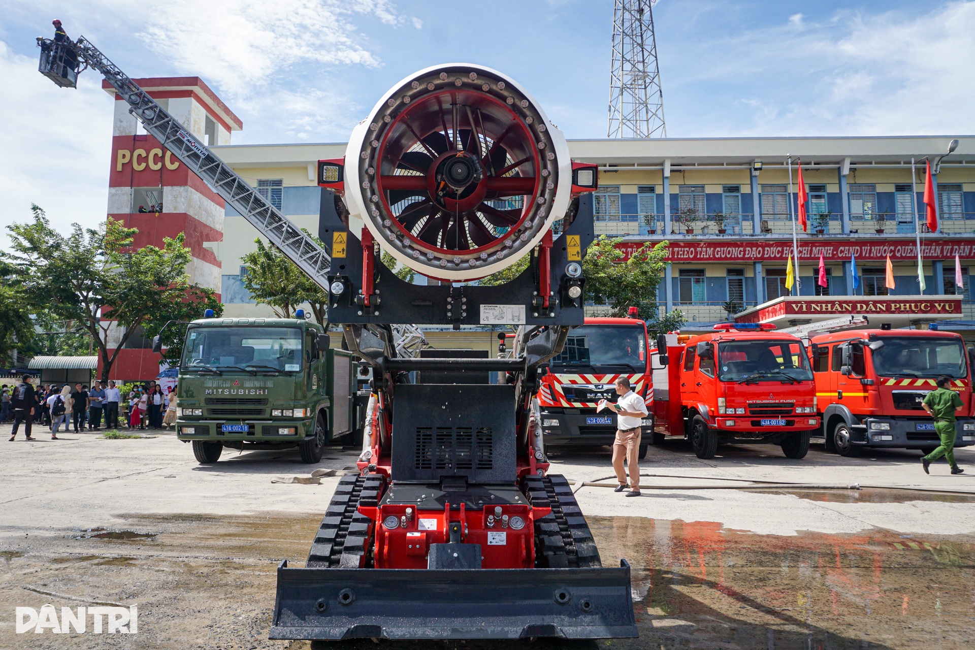 Bật tường, đu dây thoát hiểm trong đám cháy mới thấy cứu nạn không hề dễ - 2 Bật tường, đu dây thoát hiểm trong đám cháy mới thấy cứu nạn không hề dễ - 2