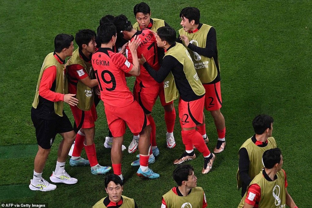 Vỡ òa niềm hạnh phúc, Son Heung Min bật khóc ngon lành trên sân - 2 Vỡ òa niềm hạnh phúc, Son Heung Min bật khóc ngon lành trên sân - 2