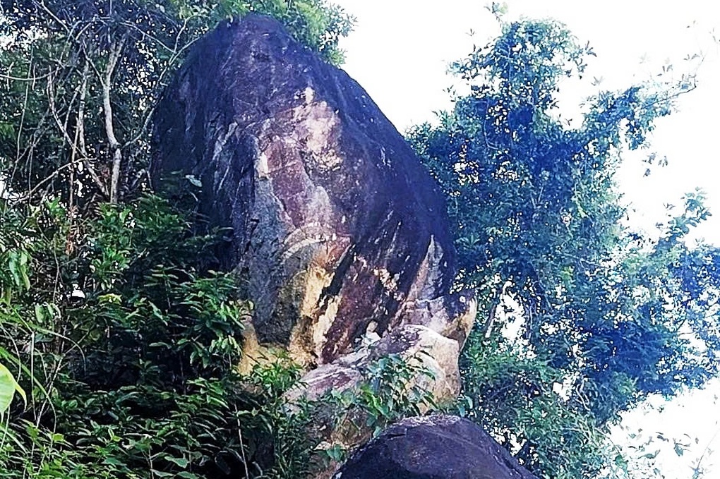 Tảng đá nặng hàng chục tấn nguy cơ lăn xuống khu dân cư - 1