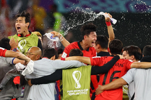 Đội tuyển Hàn Quốc nhận cơn mưa tiền thưởng trước đại chiến Brazil