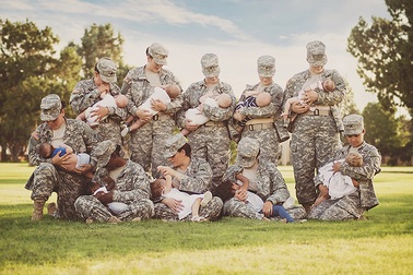 Ảnh nữ quân nhân Mỹ cho con bú “gây bão” cộng đồng mạng