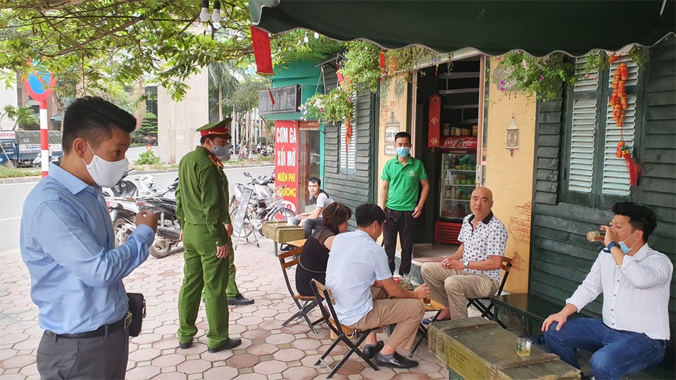 Công an hối hả đi vận động, hàng loạt quán cà phê ở Hà Nội đóng cửa - 6 Công an hối hả đi vận động, hàng loạt quán cà phê ở Hà Nội đóng cửa - 6