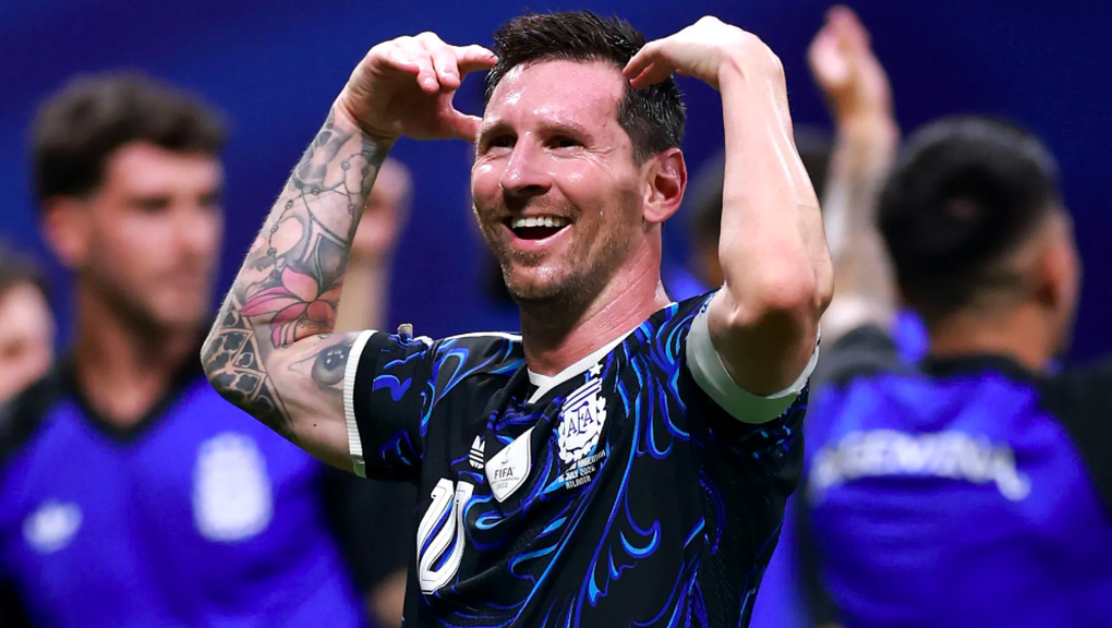 Ibrahimovic: Messi sở hữu bàn chân của Chúa” - 3