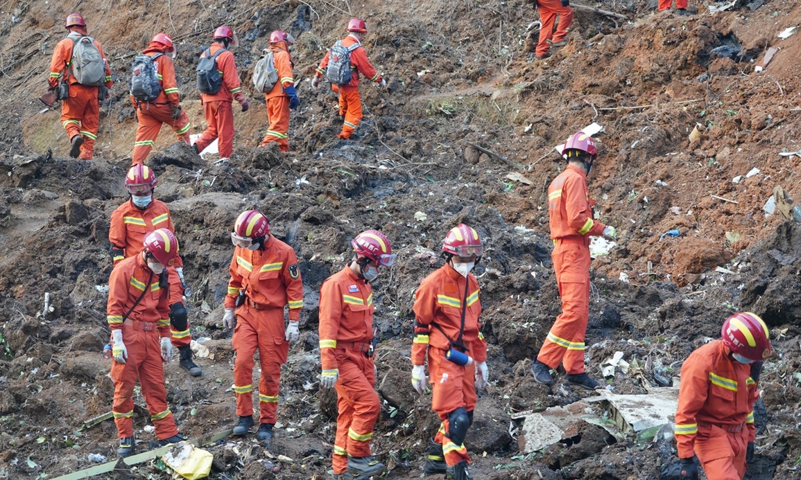 Trung Quốc tìm máy bay rơi xuyên đêm, chưa phát hiện người sống sót - 1 Trung Quốc tìm máy bay rơi xuyên đêm, chưa phát hiện người sống sót - 1