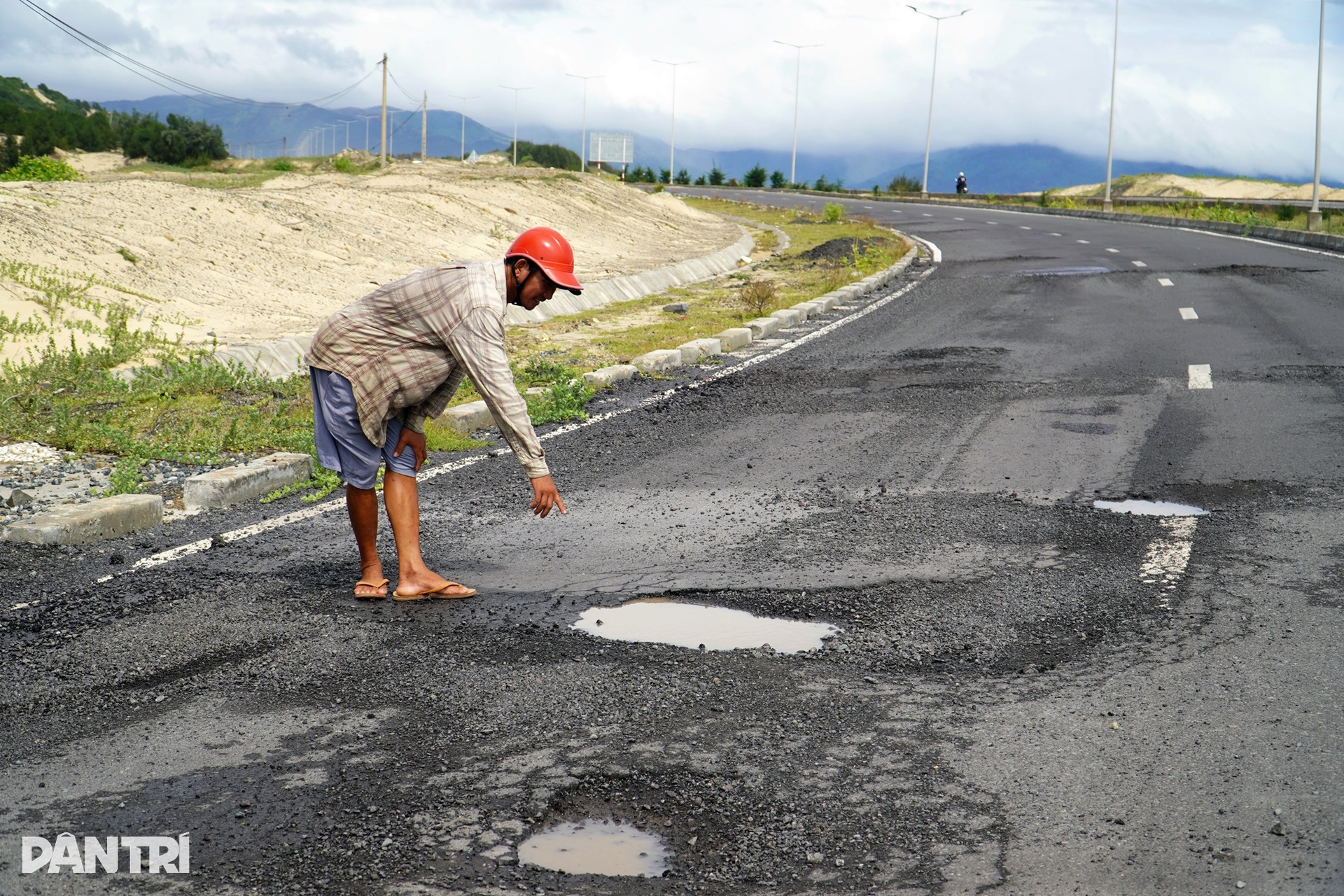 Người dân vấp chi chít “ổ gà”, ngã nhào trên đường 260 tỷ đồng mới bàn giao - 3 Người dân vấp chi chít “ổ gà”, ngã nhào trên đường 260 tỷ đồng mới bàn giao - 3