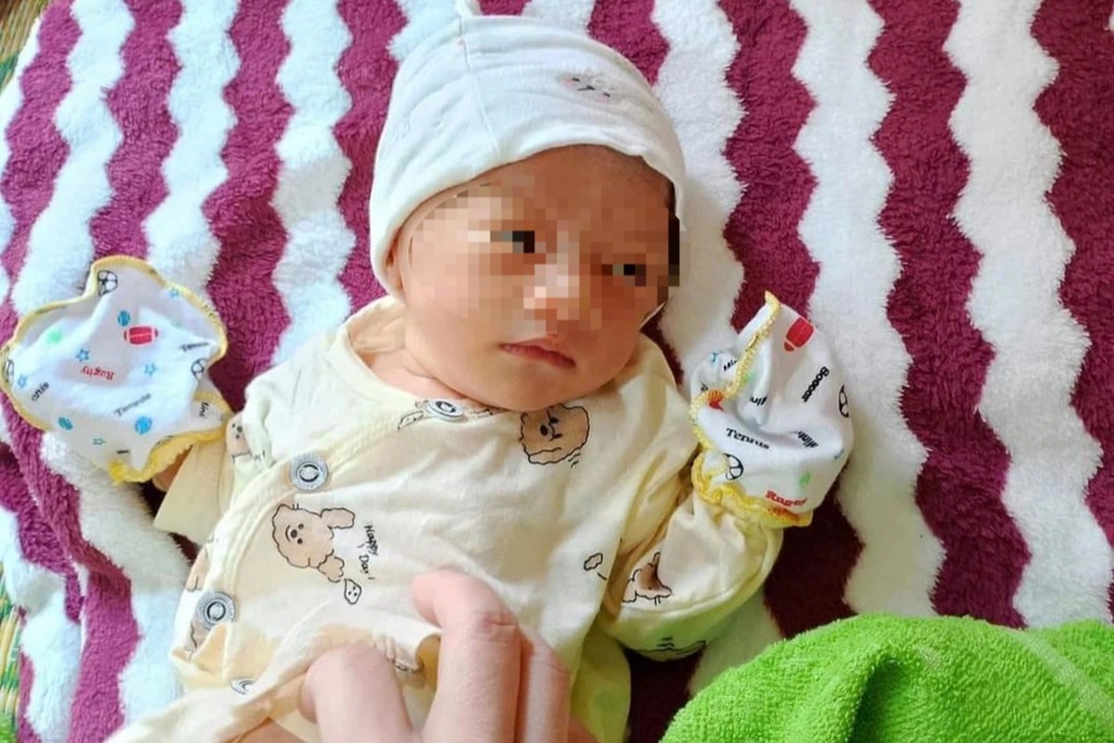 Bé sơ sinh bị bỏ rơi kèm bức thư nhờ nuôi nên người - 1 Bé sơ sinh bị bỏ rơi kèm bức thư nhờ nuôi nên người - 1