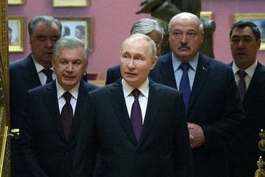 Ông Putin tặng nhẫn vàng cho 8 lãnh đạo đồng minh