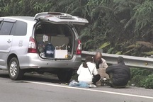 Thản nhiên dừng ô tô trên cao tốc Nội Bài - Lào Cai để... ăn lẩu