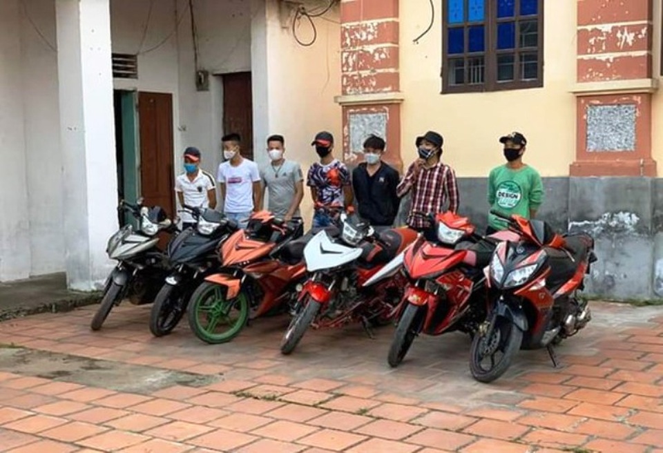 Phạt nhóm thanh niên đi xe máy không đeo khẩu trang - 1 Phạt nhóm thanh niên đi xe máy không đeo khẩu trang - 1