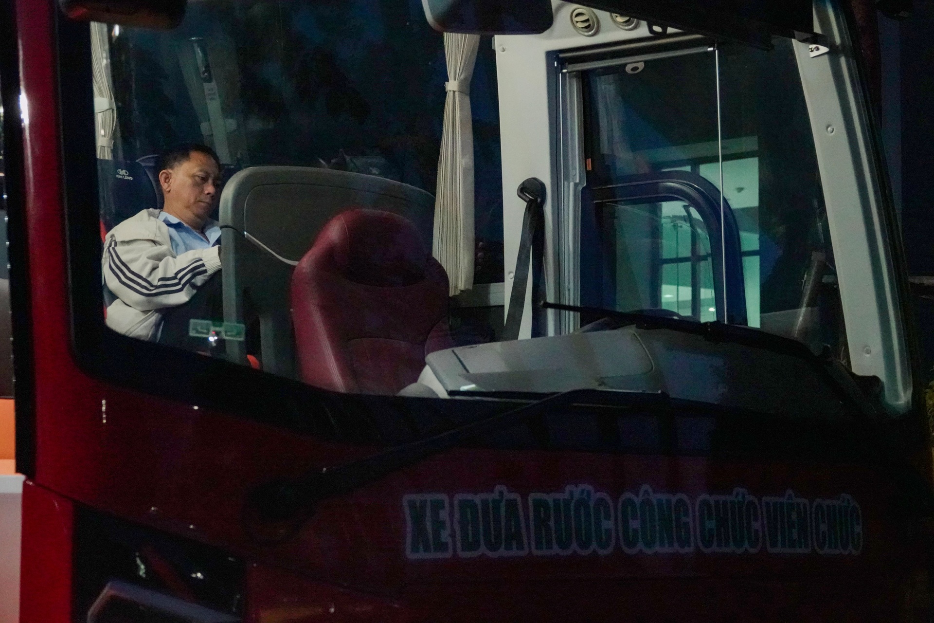 Nữ cán bộ chạy xe máy 80km đi làm, gác chuyện nội trợ để lo công việc - 10 Nữ cán bộ chạy xe máy 80km đi làm, gác chuyện nội trợ để lo công việc - 10