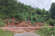 Sạt lở núi, gần 800 người dân ở xã vùng cao Quảng Ngãi bị cô lập