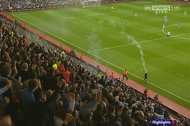 CĐV Tottenham ném bom khói trúng gáy trọng tài