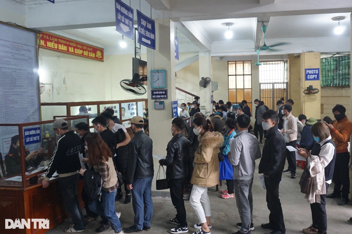 Hàng trăm người xếp hàng chờ làm hộ chiếu ngày đầu năm - 7 Hàng trăm người xếp hàng chờ làm hộ chiếu ngày đầu năm - 7