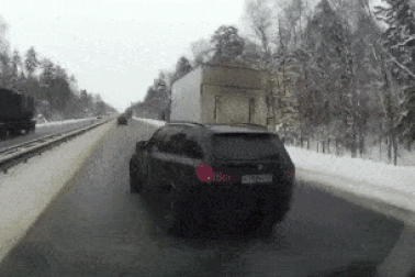 Vượt ẩu, xe BMW "hất văng" xe tải