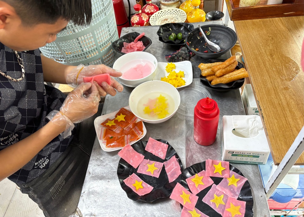 Quán phở gà “yêu nước” gây sốt dịp Quốc khánh 2/9 ở Hà Nội - 2 Quán phở gà “yêu nước” gây sốt dịp Quốc khánh 2/9 ở Hà Nội - 2