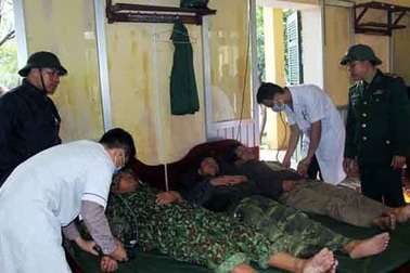 8 thuyền viên tự kết thành bè nổi bơi vào bờ khi tàu chìm