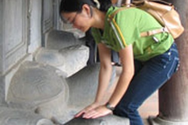 Hàng ngàn sỹ tử đổ về Văn Miếu… sờ đầu rùa cầu may!