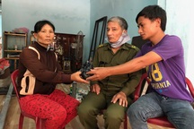 Mua tủ cũ giá 20 nghìn đồng, nhặt được 180 triệu và 1,3 cây vàng