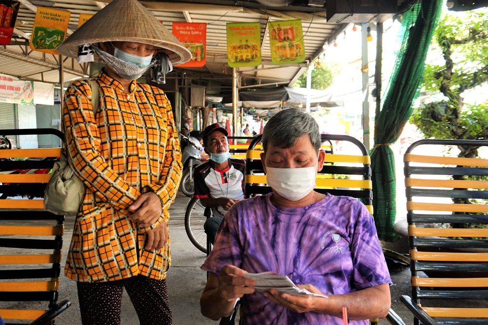Vé số mở bán trở lại, người mua lùng sục tìm kẻ bán - 1 Vé số mở bán trở lại, người mua lùng sục tìm kẻ bán - 1