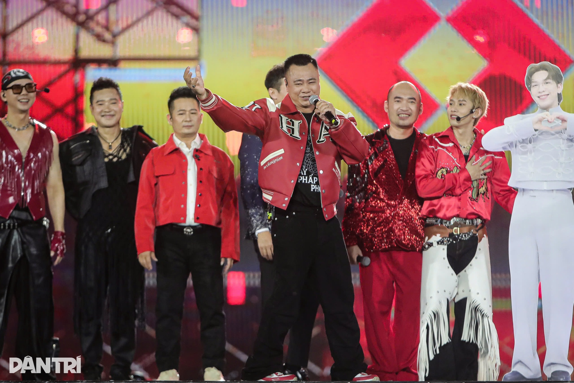 Concert Anh trai vượt ngàn chông gai: Tự Long quỳ gối cảm ơn khán giả - 13 Concert Anh trai vượt ngàn chông gai: Tự Long quỳ gối cảm ơn khán giả - 13