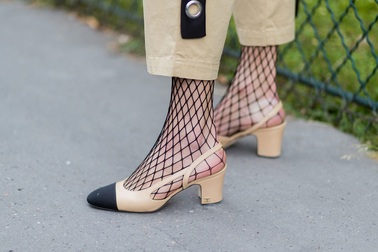 Đôi giày hai màu nổi tiếng của Chanel được tạo nên như thế nào?